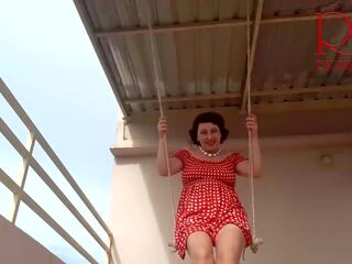 Depraved домогосподарка swinging на a гойдалки на відкритому повітрі: hd секс відео bd | xhamster