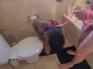 Człowiek toaleta hinduskie eskorta dostać pissed na i dostać jej głowa flushed followed przez ssanie członek