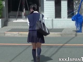 Litt japansk dame leker fitte løpet truser i