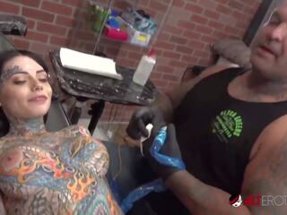 Tiger lilly dobi a forehead tetovaža medtem goli: brezplačno odrasli posnetek 66