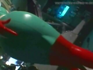 Dobře známý japonská zdravotní sestra milks klovaný pták v červený latexové rukavice