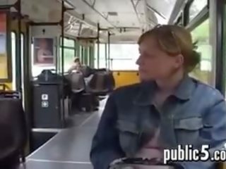 Het melken haar groot borsten in publiek op de bus