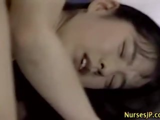Japońskie azjatyckie pielęgniarka palcami przez jej kolega