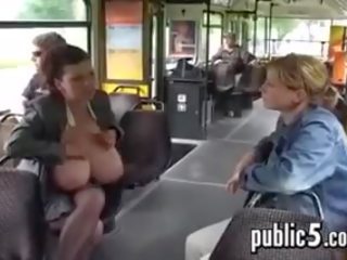 Ordeño su grande pechos en público en la autobús